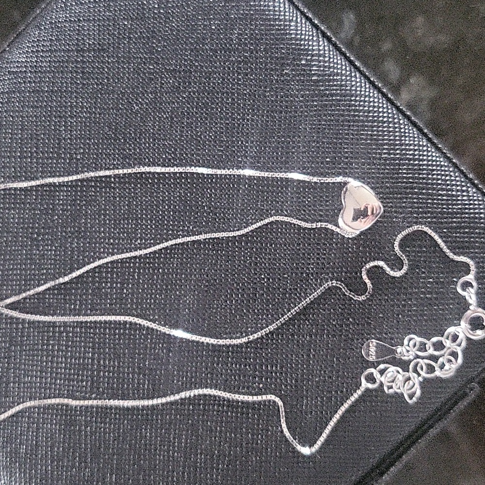 TINY HEART PENDANT KNECKLACE
